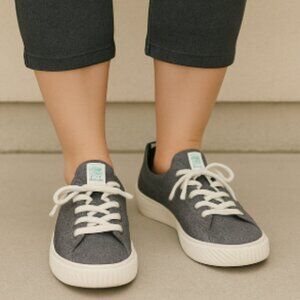 Cariuma Women's Sneakers Size 8.5 Grey Canvas White Lace Up